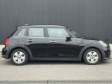 【ショールーム】ショールーム内にも車両を展示し、MINI好きなお客様にとって居心地のよい空間づくりを行っております。見学だけでも結構ですので、インターパークでのお買い物がてらぜひご覧にいらしてください。