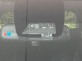 【プリクラッシュセーフティ】前方の車両等を検知し、衝突しそうな時は警報で注意を促し、ブレーキを踏む力をサポート。ブレーキを踏めなかった場合は衝突被害軽減ブレーキが作動、衝突回避をサポートします。
