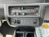 2WDと4WDが切り替え可能なパートタイム4WD。 濡れた道や山道などでスイッチを押せば4WDになって力強く走行できます。