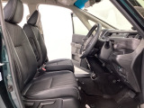 女性でも運転がしやすいように、シートの高さ調整機能(シートリフター)がついています。広い足元にゆったり座れるシートには肘掛も装備しており長距離の運転でも疲れにくいシートです。