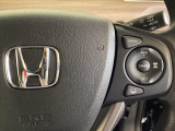 ハンドルにHondaセンシング系のクルーズコントロールやレーンキープアシストなどの操作スイッチが装備されています。ハンドルから手を離さず安全に操作できます。