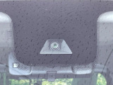【三菱e-Assist】走行中に前方の車両等を認識し、衝突しそうな時は警報とブレーキで衝突回避と被害軽減をアシスト。より安全にドライブをお楽しみいただけます。