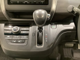 CVT車のセレクトレバーです。低速から高速まで、変速ショックのないスムーズな走りを実現するとともに、エンジン効率のよい領域を維持することで燃費にも貢献します。