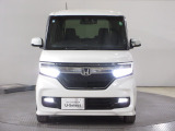 ハロゲンより明るく、より遠くまでさらなる安心感のあるLEDヘッドライトを採用。点灯忘れも防止できるオートライトコントロール機構付きです。
