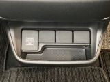 アクセサリーソケットはUSBのアダプターなどをつければ、スマホの充電にも使えます。周辺には物が置けるボックスがついています。
