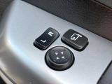 【電動格納ミラー】サイドミラーは電動格納式となっており、狭い駐車場でもキズがつくリスクを抑えられます。