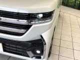 【LEDヘッドライト】悪天候や夜間走行時も良好な視界を確保し安心して運転できる高輝度LEDヘッドライトを装備!点灯速度が早く、消費電力も抑えられています。