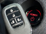 【Hondaスマートキー】カバンやポケットに入れたままでもドアの施錠・解錠が可能なスマートキーを装備。エンジンのオン・オフ時もカギを取り出す必要が無いからとっても便利です♪