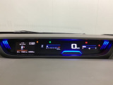 デジタル表示のスピードメーターとタコメーターを大きく配した見やすいメーター部になっています。左側のインフォメーション画面でオドメーターや燃費などの情報を確認できます。