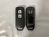 スマートキーを装備しています。鍵を差し込むことなくドアロックの開け閉めと、スタートボタン操作でのエンジンスタートができます。スペアキーも同じものを用意しております。