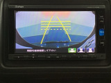 バックでの車庫入れも安心です! リアカメラが付いているバックモニター付のナビを装備しております。操作線もついており距離感も画面から確認できます。