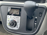 オートエアコンで車内快適♪ご希望の温度に設定すれば風向きや風量を自動で調整してくれますよ!