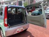 バックドアは横開きタイプです。