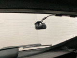 後方にもドライブレコーダーのカメラが付いています。前後両方でお車の周りを監視・記録いたします。
