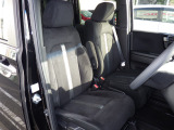 運転席は大きな座面と包み込むような背もたれが身体全体を支えます。上質なシートを採用し長時間の運転やコーナーの多い道も快適です。座ったときの頭上スペースも余裕たっぷりでロングドライブも楽チンです♪