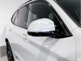 【BMWミラー】視認性の高いスタイリッシュなミラー。自動防眩機能も付いており夜間のドライビングをサポートします。