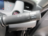 オートヘッドライト標準装備です。車外の明るさに応じて自動的にヘッドライトの点灯・消灯をしてくれます。トンネルの出入り口などで活躍してくれます。