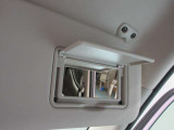 運転席側と助手席側にバニティミラーついていますちょっとした身だしなみが確認できます。