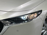 【LEDヘッドライト】悪天候や夜間走行時も良好な視界を確保し安心して運転できる高輝度LEDヘッドライトを装備!点灯速度が早く、消費電力も抑えられています。