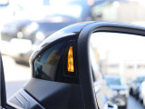 サイドアシスト搭載。車線変更時の後方確認をサポートし、安全運転を支援します。