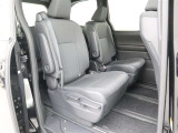 見えないところまで徹底洗浄!中古車をキレイで気持ちよくお乗りいただけるよう、トヨタ認定中古車はしっかりクリーニング。エンジンルームやシートを外した洗浄まで目に見えないところまで徹底的に洗浄しています。