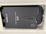 【ETC】有料道路を利用する際に料金所で停止することなく通過できる、ETC車載器(ノンストップ自動料金収受システム機器)が装備されています。セットアップを行うことで利用可能になります。