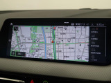 【純正ナビゲーション】BMWのナビゲーションは操作性も良く、詳細な地図情報と交通状況を見やすく表示し、快適なドライビングをサポートしながら目的地までナビゲートします。
