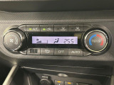 【オートエアコン】一度お好みの温度に設定すれば、車内の温度を検知し風量や温度を自動で調整。暑い&hellip;寒い&hellip;と何度もスイッチ操作をする必要はありません。快適な車内空間には必須の機能ですね♪