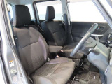 高いホールド性で運転姿勢が安定します。長距離ドライブでも疲れにくいのが魅力です。快適なドライビングライフをお送りください♪