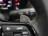 ◆減速セレクター装備◆ステアリングホイールの左右に取り付けられた2つのパドルスイッチで減速の強さを調整。 左側の「-」を操作すると減速を強く、右側の「+」を操作すると減速を弱くすることができます。