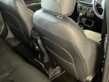 【リアシート】屋根までの高さがある車のため、大人の方でも圧迫感が少なく乗車出来ます。足元は広く取られているため、ゆったりとお乗り頂けます。