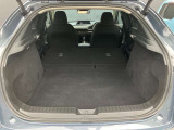 後席を全て倒して、荷物専用のスペースにした状態です。これなら長いものも積めますし、ご旅行や趣味に活用できますね。