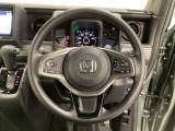 ハンドルにHondaセンシング系のクルーズコントロールやレーンキープアシストなどのスイッチと、オーディオの操作スイッチが装備されています。ハンドルから手を離さず安全に操作できます。