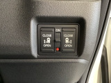 リアドアは乗り降りに便利な両側電動スライドドアです。また運転席に座っていながらスイッチ操作で自在にスライドドアを開け閉めできます。