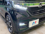 【LEDヘッドライト】悪天候や夜間走行時も良好な視界を確保し安心して運転できる高輝度LEDヘッドライトを装備!点灯速度が早く、消費電力も抑えられています。