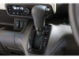 インパネシフトだから視線の移動も少なく足元もスッキリ♪運転席もゆったりしているのでゆとりを持ってドライブできますね!