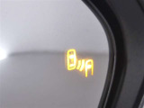 &rdquo;隣の車線を走る車両をレーダーで検知し、ドアミラーでは確認しにくい後側方エリアに存在する車両に加えて、急接近してくる車両も検知します。車両を検知するとドアミラーに搭載されたLEDインジケーターが点灯