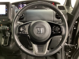 ハンドルにHondaセンシング系のクルーズコントロールやレーンキープアシストなどのスイッチと、オーディオの操作スイッチが装備されています。ハンドルから手を離さず安全に操作できます。