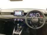 車内は光触媒抗菌消臭施工済です。インパネ周りはスタイリッシュなデザインで機能や装備も充実しています。グローブボックスやカップホルダーのほかにトレーなどたくさんの収納スペースが付いています。