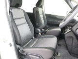 高いホールド性で運転姿勢が安定します。長距離ドライブでも疲れにくいのが魅力です。快適なドライビングライフをお送りください♪