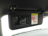 運転席、助手席のサンバイザーの裏にはバニティミラーが装備、身だしなみに役立ちます。