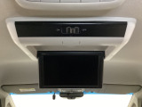 天井にリア席モニターが付いています。ナビゲーションで再生しているDVD等の映像を、後部座席の方にご覧いただくことができます。お子様にも大人気です。