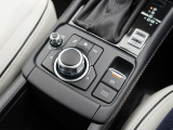 マツダコネクトを操作するコマンダーコントロールです。運転中に自然と手の触れる位置に配置されています。