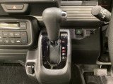 CVT車のセレクトレバーです。低速から高速まで、変速ショックのないスムーズな走りを実現するとともに、エンジン効率のよい領域を維持することで燃費にも貢献します。