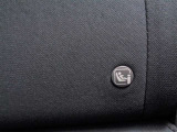 シートベルトを使わずチャイルドシートとクルマの固定金具を連結するだけのカンタンでガッチリ固定できるISOFIXがございます