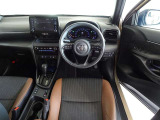 革巻きステアリングで快適な操作性の運転席です。