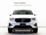 ボルボXC40は、よりスマートに、より大胆に生まれ変わりました。刷新されたフロントフェイス、先鋭的な躍動感を感じさせるスタイリング。SUVの姿を体現するプロポーションは力強さに溢れた佇まいを見せます。