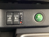 リアドアは乗り降りに便利な両側電動スライドドアです。また運転席に座っていながらスイッチ操作で自在にスライドドアを開け閉めできます。燃費に役立つECONボタンもここです。