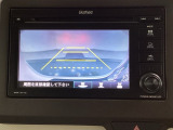 バックでの車庫入れも安心です! リアカメラが付いているバックモニター付のディスプレイ・オーディオを装備しております。操作線もついており距離感も画面から確認できます。