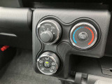 運転席廻りの画像になります。マニュアルタイプのエアコンになります。